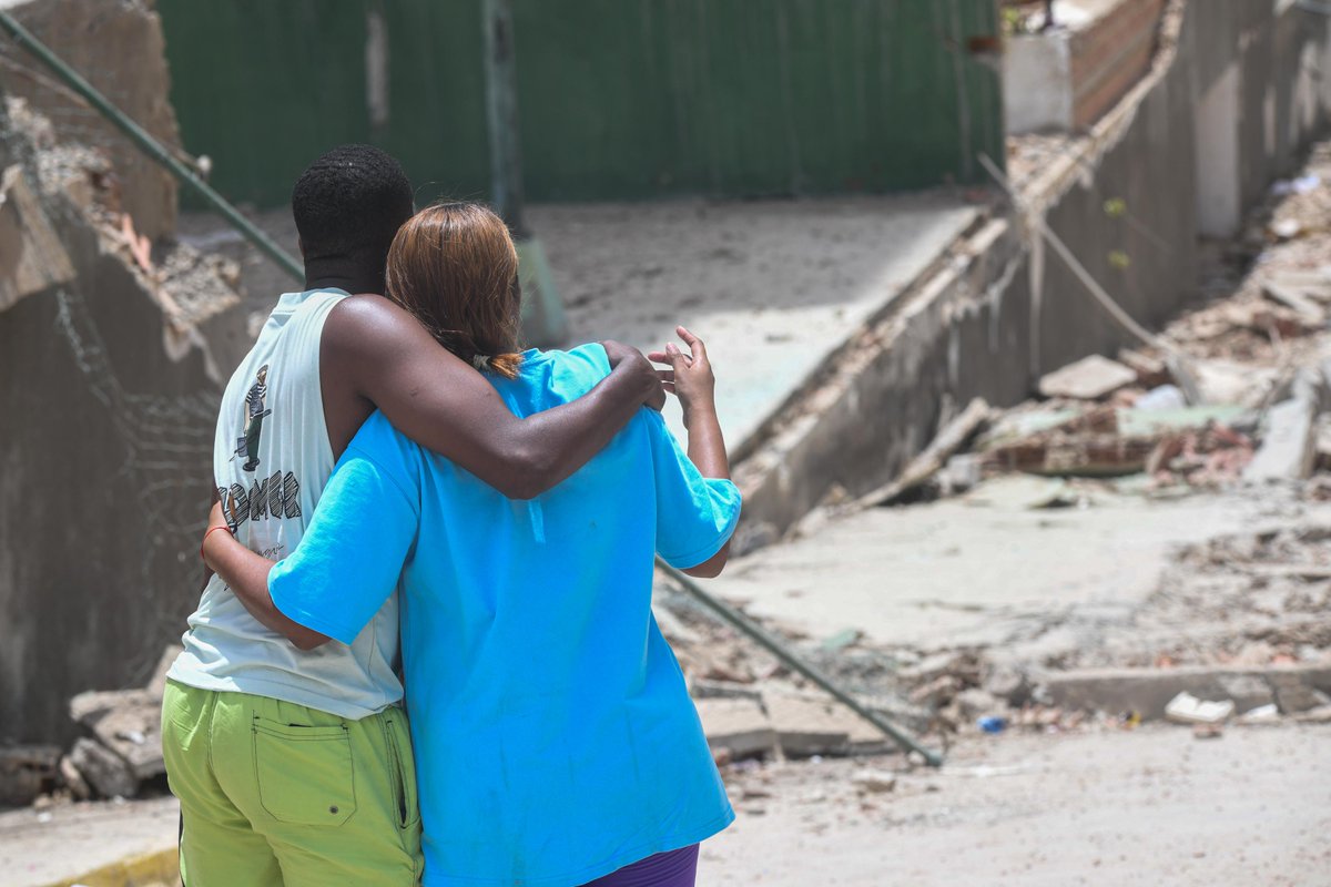 XHNews's tweet photo. Latest on #Venezuela #earthquakes:
- 920 killed, 3,360 injured, 383 buildings damaged, including 13 hospitals & 25 commercial centers
- Over 50,000 remain missing as of midday Friday: missing persons website
- La Guaira state placed under military control
- Aid received from over dozen countries
- Death toll of Chinese citizens rises to 7: Chinese embassy
- Chinese firms in Venezuela mobilize relief efforts
- UN mobilizes relief response, pledges support
- Magnitude-4.7 earthquake strikes off Venezuela's northern coast: EMSC