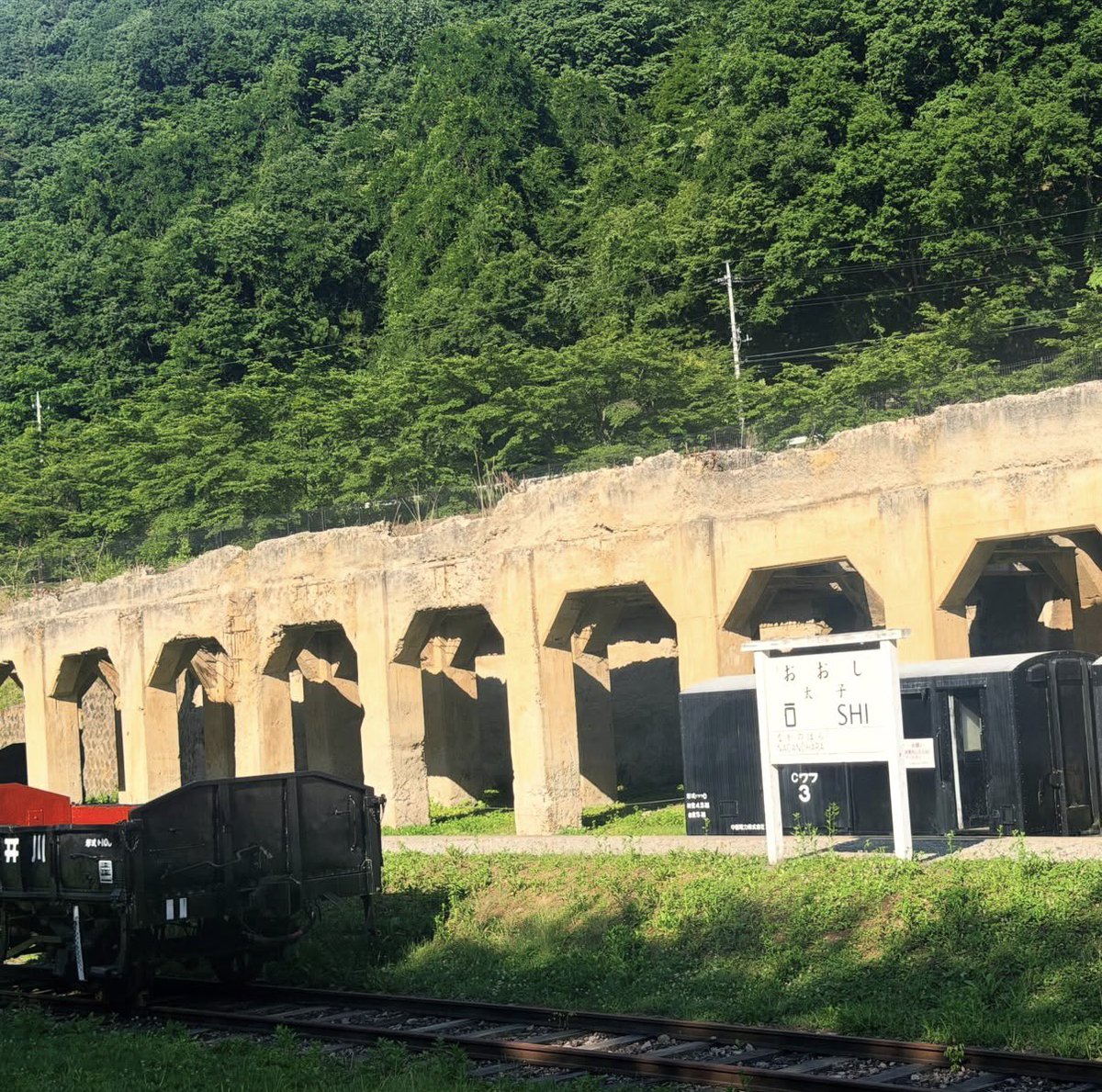 _zunda7_'s tweet photo. #道場修作 草津の聖地巡礼、旧太子駅。
時間が合わず開いてなくて入れなかったんだけど、唐突に現れるこの風景。
外から見ただけでもめっちゃ素敵だった💕
今度は開いている時間に行きたいな〜️☺️ https://t.co/lfxnRTgSl1