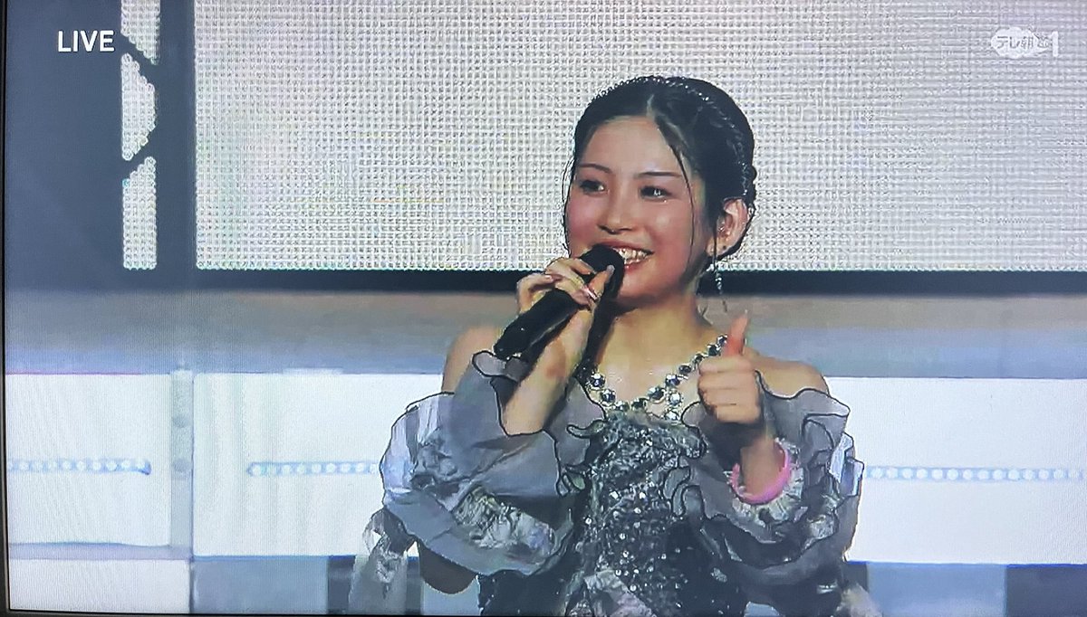 Supodoritime's tweet photo. 武道館　感想　らいりー「はい　このツアーのちょっとこの公演のリハーサル中にあったおもしろいことがあって　今ね　はるさんも言っくれたんですけど　バイセコー大成功！を　ここ３人でね　やらせていただいたんですよ　ねー」
げったー「ありがとうございます」
らいりー「やらせていただいたんですよ　でとにかく面白くがテーマで　なんていうんだろうな　揃えるのが目的じゃないんですけど」　
げったー「そうですね」
らいりー「それぞれの個々を活かして頑張ろうって　やってたんですけど
新しく入ってきた18期メンバー３人いるじゃないですか
その3人がこの曲を　ポカーンと」
げったー「ねー」
らいりー「本当に　なにこれって顔してて　でもそれが　よっしゃその顔させられたっていう気持ちだったんですよ　私は　それぐらい　本当に色んな種類の楽曲があるハロープロジェクト　本当　最高だな　面白いなって思いますし　こうやって10数年ぶりに披露できてうれしかったです。そして　牧野さん　ご卒業おめでとうございまーすー🎉」
真莉愛「ありがとう」
らいりー「牧野さんには加入当初から　ずっとね　優しい言葉をかけていただいて　モーニング娘。を体現している　24時間365日いつもこうモーニング娘。魂を私達後輩にみせてくれたので　私達もその背中をずっと見てきたので　これからは私達が引き継いで　今後もっとモーニング娘。を盛り上げていけたらなって思います。
どうぞ見守っていてください。ご卒業おめでとうございまーすー。
はい　今日も本当に　楽しい時間をありがとうございました。櫻井梨央でした。」