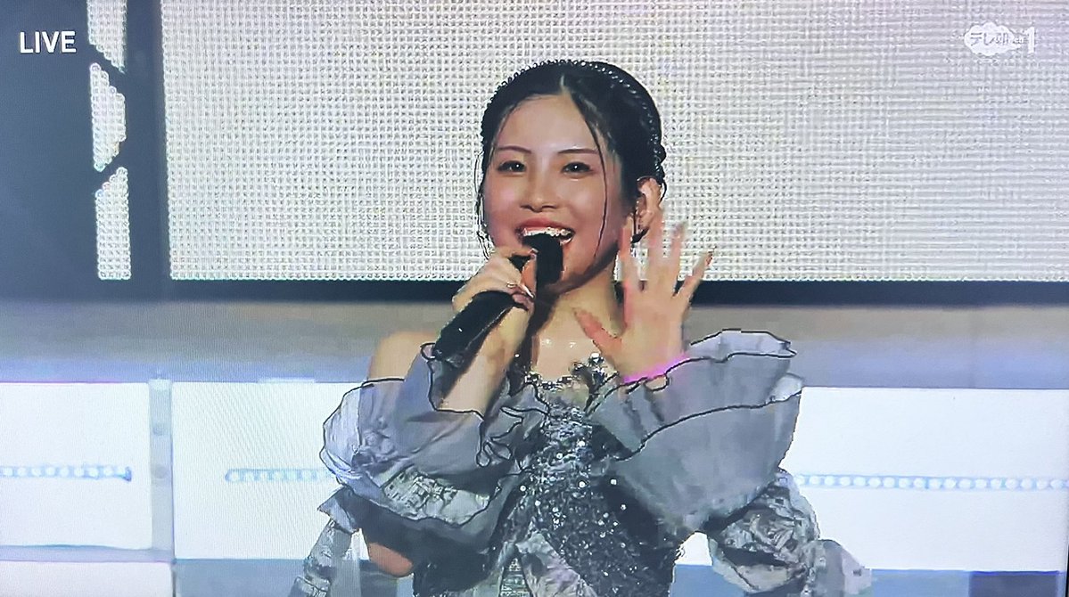 Supodoritime's tweet photo. 武道館　感想　らいりー「はい　このツアーのちょっとこの公演のリハーサル中にあったおもしろいことがあって　今ね　はるさんも言っくれたんですけど　バイセコー大成功！を　ここ３人でね　やらせていただいたんですよ　ねー」
げったー「ありがとうございます」
らいりー「やらせていただいたんですよ　でとにかく面白くがテーマで　なんていうんだろうな　揃えるのが目的じゃないんですけど」　
げったー「そうですね」
らいりー「それぞれの個々を活かして頑張ろうって　やってたんですけど
新しく入ってきた18期メンバー３人いるじゃないですか
その3人がこの曲を　ポカーンと」
げったー「ねー」
らいりー「本当に　なにこれって顔してて　でもそれが　よっしゃその顔させられたっていう気持ちだったんですよ　私は　それぐらい　本当に色んな種類の楽曲があるハロープロジェクト　本当　最高だな　面白いなって思いますし　こうやって10数年ぶりに披露できてうれしかったです。そして　牧野さん　ご卒業おめでとうございまーすー🎉」
真莉愛「ありがとう」
らいりー「牧野さんには加入当初から　ずっとね　優しい言葉をかけていただいて　モーニング娘。を体現している　24時間365日いつもこうモーニング娘。魂を私達後輩にみせてくれたので　私達もその背中をずっと見てきたので　これからは私達が引き継いで　今後もっとモーニング娘。を盛り上げていけたらなって思います。
どうぞ見守っていてください。ご卒業おめでとうございまーすー。
はい　今日も本当に　楽しい時間をありがとうございました。櫻井梨央でした。」