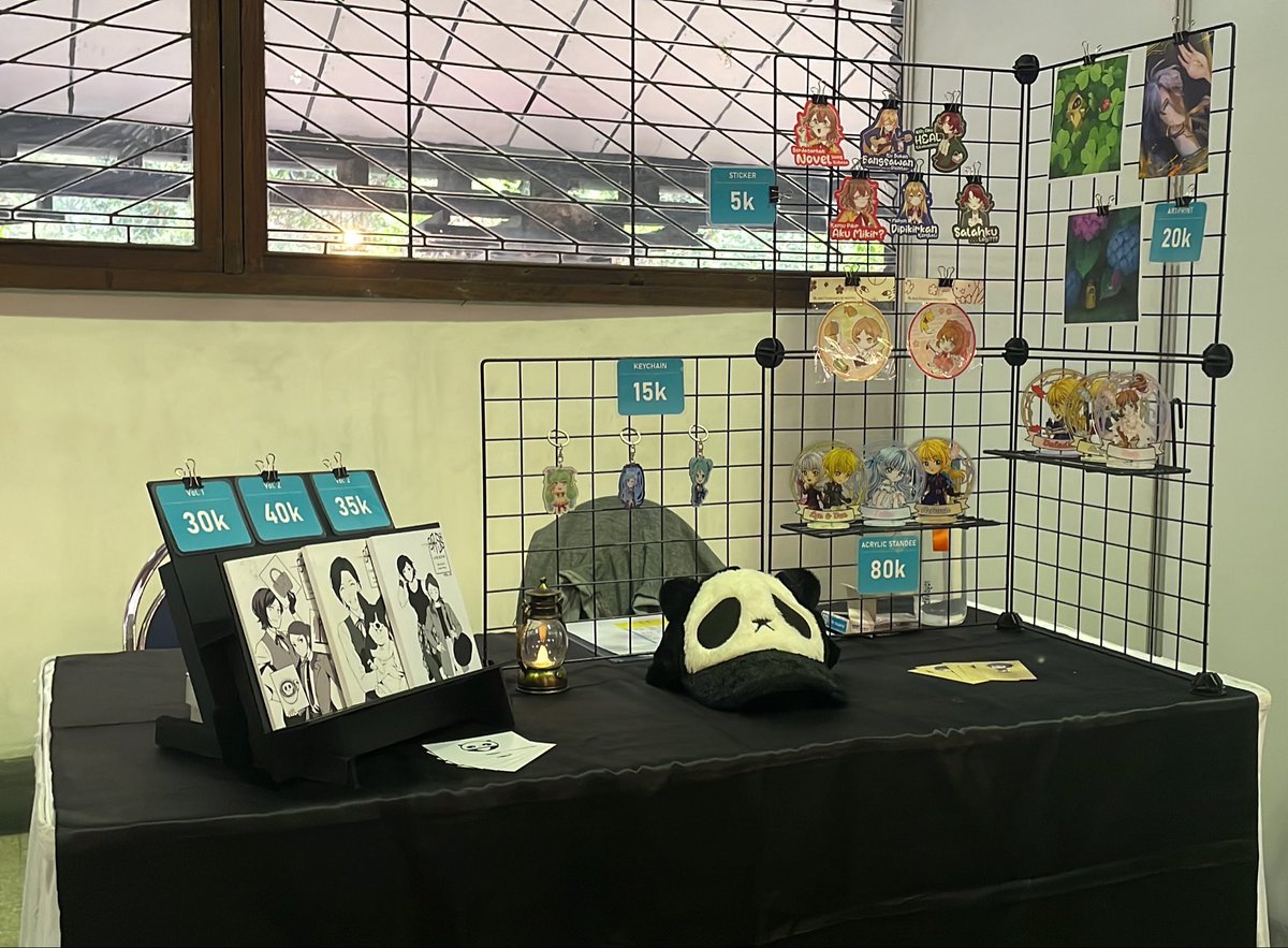 linemancer's tweet photo. "Meja Linemancer Works di GenFest 2026 yang mana sih?"
"Ez. Cari aja yang penjualnya pake topi panda!"

(Tapi topi pandanya gak dijual ya wkwk 🐼) https://t.co/vGoCoMCOGb