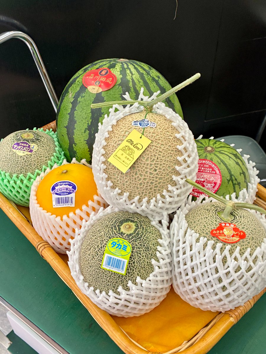 fruit_kosugi's tweet photo. メロン・スイカ類が選び放題です
週末の手土産にいかがですか？
#果物 #ギフト #高岡 https://t.co/9hLn3djF93