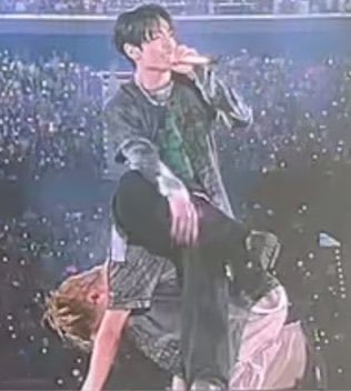 kooshubbyhere's tweet photo. Pose for men that they should try daily (I'm talking about our man taehyung. Jungkook is princess) https://t.co/AlwzAe49LA