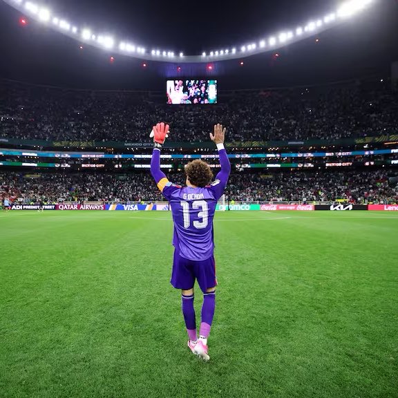 msansores's tweet photo. Tanto criticaron los 13 minutos de homenaje para Memo Ochoa…

Y a Muslera le dieron 225 minutos de paciencia antes de sentarlo.

Hay homenajes mucho más largos que otros. 🤷🏻‍♂️

#Mundial2026
#FIFAWorldCup
#WorldCup2026
#MemoOchoa
#Uruguay
#Fútbol https://t.co/qP7saF9ibq