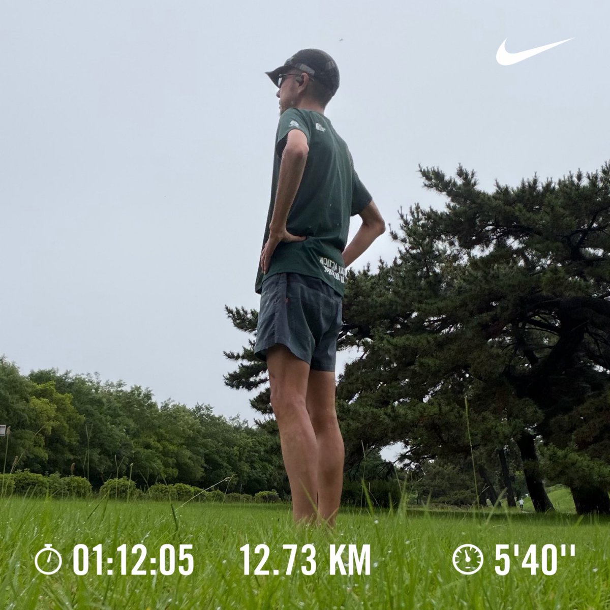 maka_run's tweet photo. 土曜日朝ラン 12㎞

台風🌀が心配でしたが風が吹いていないので出動🏃‍♂️

昨日の雨でできた水たまりで存分にじゃぶじゃぶしてきました🤣

Pic.3
🐙さんウインナーは、雨が降っているのでベンチに整列してもらいました😆

Pic.4
テルさんポーズを真似てみたけど、やっぱり本家と全然違う🤣

#ランプラ https://t.co/o0ABjT9brR