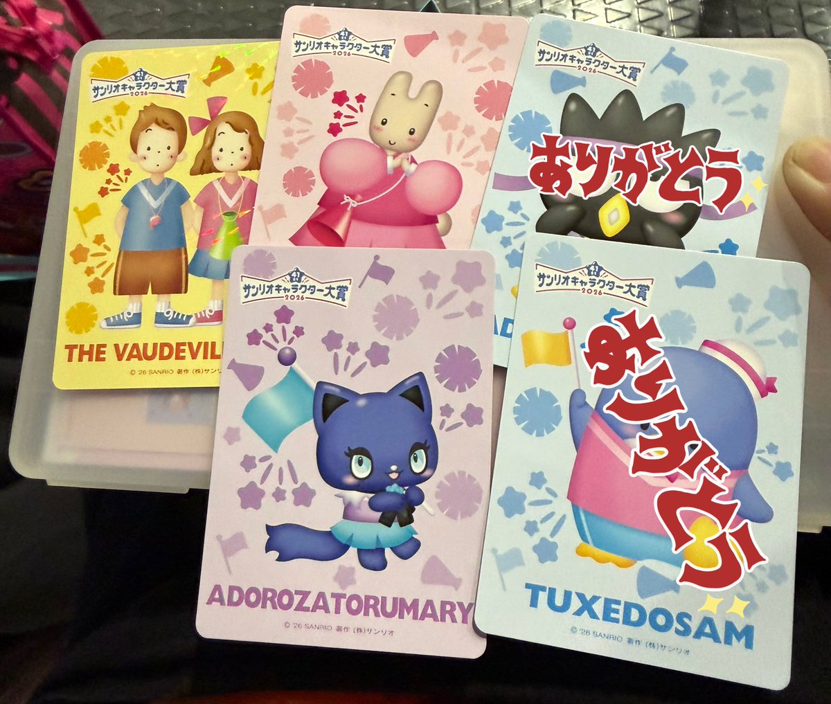 mcb_1030's tweet photo. 【交換】サンリオフェス入場特典
エントリー90キャラクターカードコレクション

【譲】
ホロ：ザボードビルデュオ、バディエディ
ノーマル：キティ、マロンクリーム、アドローザトルマリィ、ルロロマニック、チアリーチャム

【求】こぎみゅん
本日又は明日会場でお手渡し
お気軽にお声掛けください https://t.co/q2723mQj2C