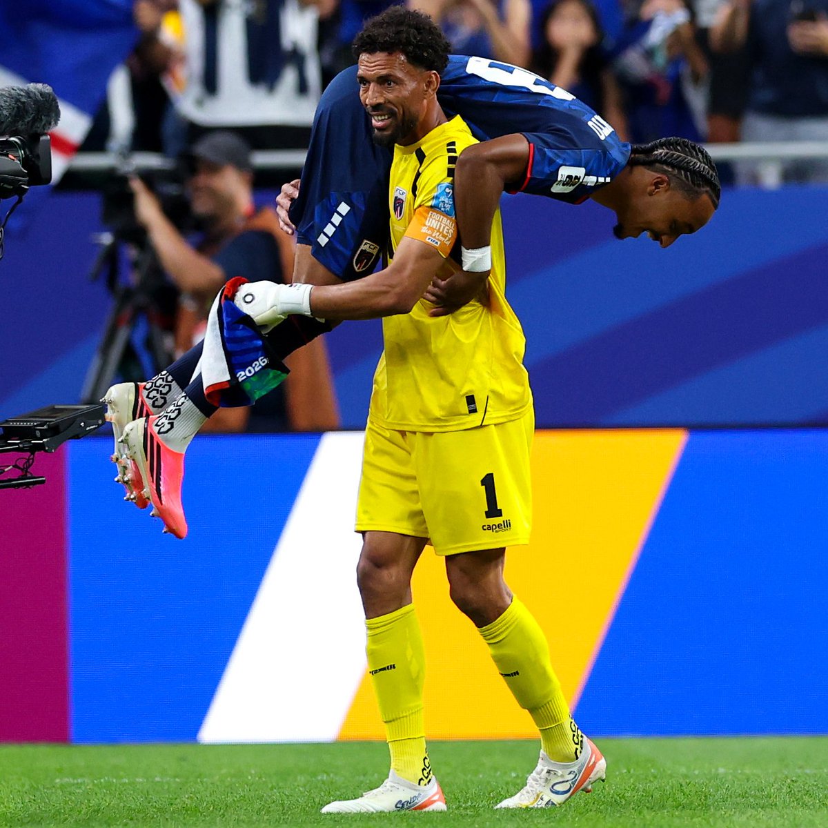 TouchlineX's tweet photo. 🚨🇨🇻 𝗡𝗘𝗪:  The BEAUTIFUL story of Cape Verde at the World Cup:

• They qualified for the World Cup for the 1st time in their history this year

• They reached the Round of 32 ahead of more experienced nations like Uruguay

• Some of their players were literally recruited through LINKEDIN, including Roberto “Pico” Lopes

• Cape Verde has a population of just around 530,000 people, making them one of the smallest nations at the World Cup

• They earned a HISTORIC draw against Spain, with a perfect goalkeeping performance from Vozinha

Who knows how far they can go, but they have already won the hearts of football fans around the world. 🇨🇻✨