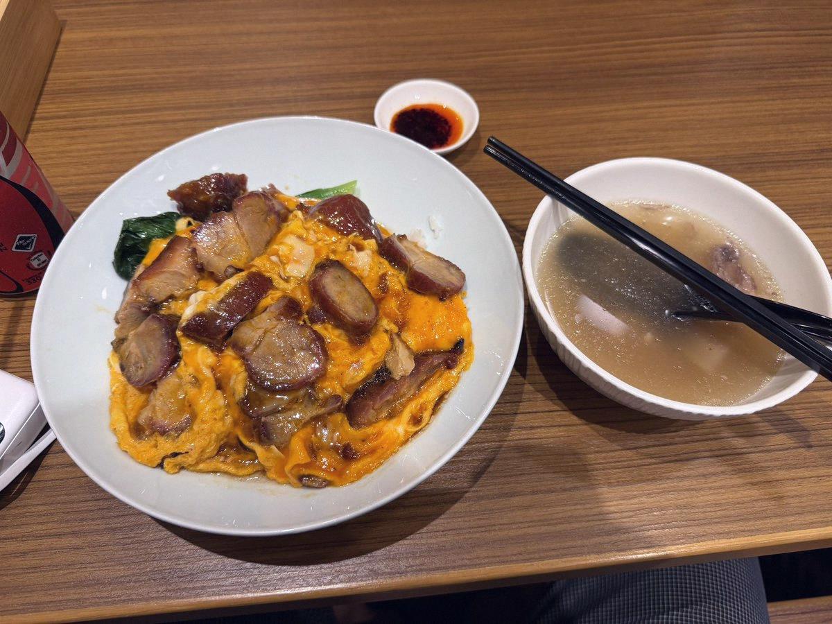 White80854522's tweet photo. 繼續分享香港美食情報～昨日開完會後晚上沒事做，就去一個人吃飯。在考慮去灣仔那家中式炸豬排咖喱店還是這家，最後選了排隊人龍比較短的「發達叉燒」。點了叉燒滑蛋飯。叉燒的量超多，跟蛋簡直絕配🥚🔥 https://t.co/coeopR0Xvv