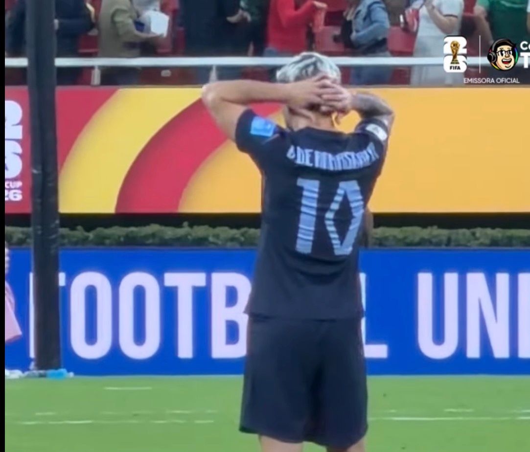 ColunadoFla's tweet photo. 🇺🇾🚨 ARRASCAETA DESOLADO APÓS ELIMINAÇÃO NA COPA! https://t.co/aq8onz8tnr