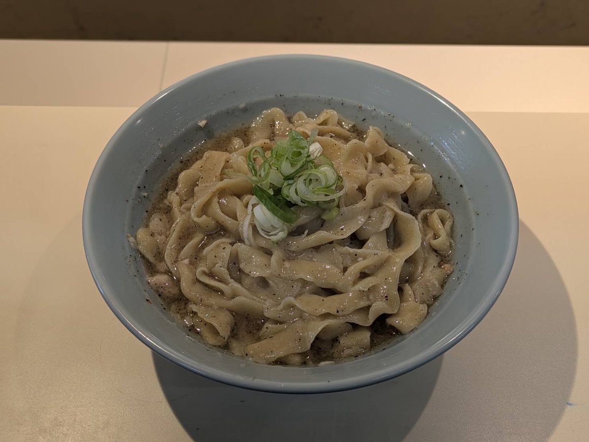 nichoumeramen's tweet photo. 6/27
11:30〜15:30
18:00〜23:00！
スープ切れ次第終了です！

煮干しらーめん（黄色い細麺）
つけめん（黄色い細麺）
ひらいめんのあぶらそば

和え玉 200円

煮干し、あぶらそばともに600gまでサービス
塩アリマス　あぶらそばも🉑
本日も宜しくお願い申し上げます！ https://t.co/BsIWS1Igfe