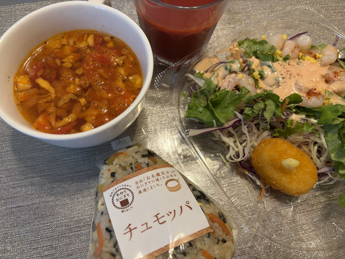 kancho_7's tweet photo. 揚げ物控えめで何となくヘルシーっぽいランチ

妙にデカい #チュモッパ 
#コーンクリームコロッケ をトッピングした #海老カクテルサラダ
#トマトスープ #トマトジュース https://t.co/y3LIak1QAN