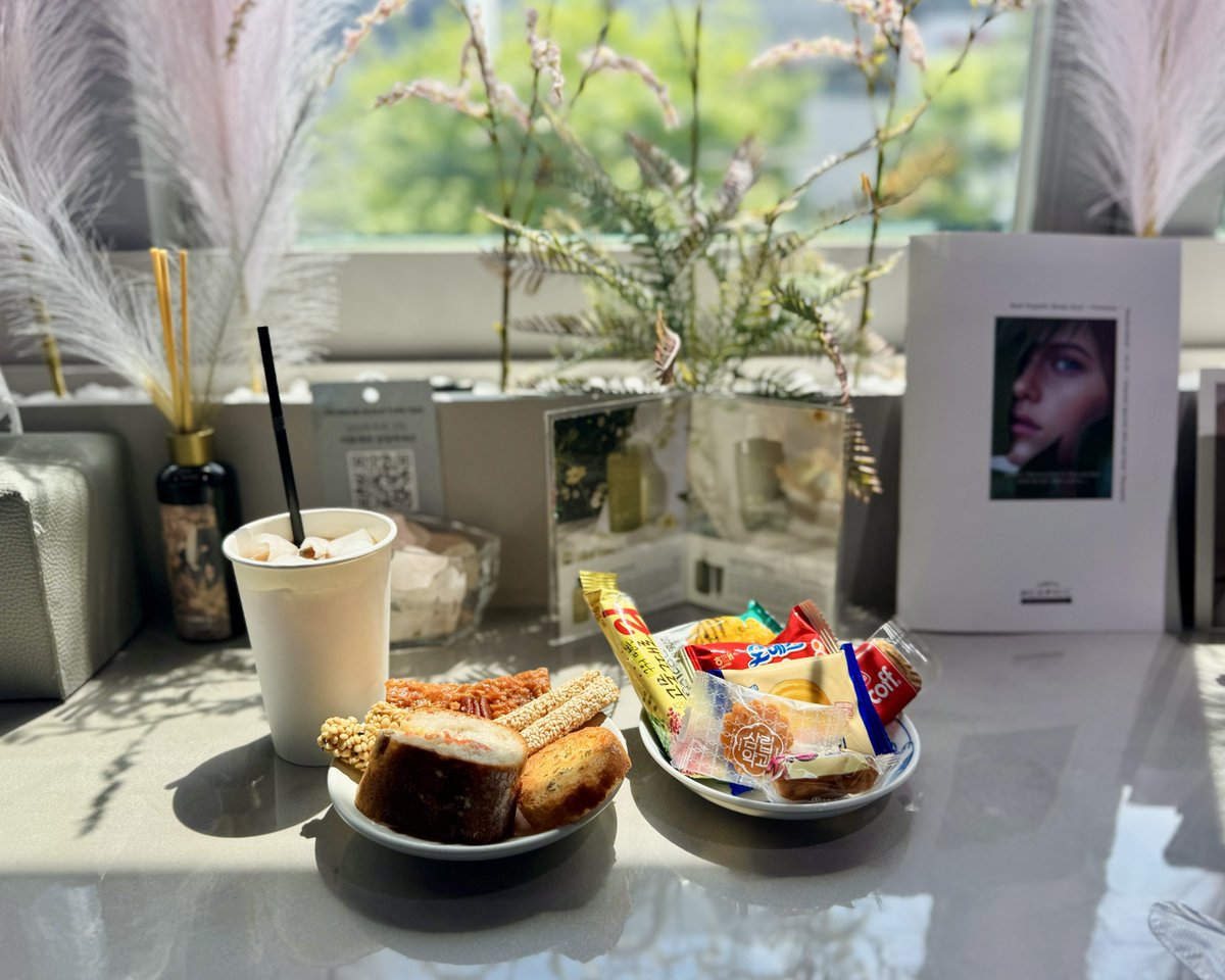 kwyo1989's tweet photo. ２週間ぶりのバーバーショップなう💈
今日に限ってやたら菓子が多い🍘 https://t.co/XOjJPlOn2M