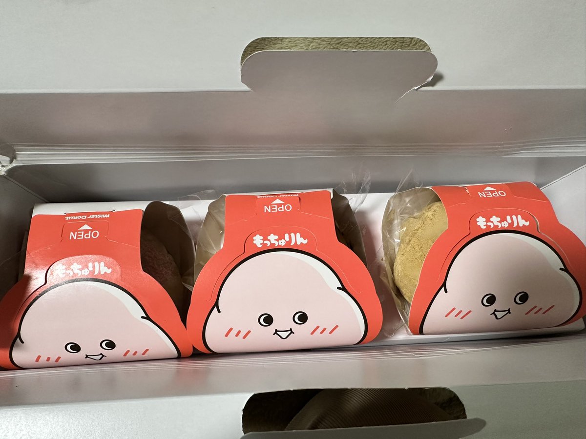 もっちゅりん三兄弟姉妹せいぞろい 左から いちごちゃん みたらし