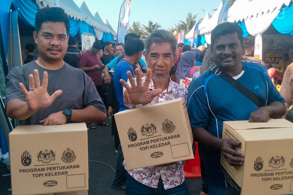 PACU_PMO's tweet photo. 📌 Program MADANI Kita @ Port Dickson

Program MADANI Kita di Kg. Sawah, Chuah, Port Dickson bermula seawal pagi dalam suasana yang cukup meriah dengan cuaca yang amat baik. Sejak pintu program dibuka, orang ramai mula hadir bagi memanfaatkan pelbagai perkhidmatan dan pengisian yang disediakan.

Perkhidmatan penukaran topi keledar terus menjadi antara tarikan utama program apabila mendapat sambutan yang amat menggalakkan daripada para pengunjung. Inisiatif ini memberi peluang kepada pengunjung untuk menukar topi keledar lama kepada topi keledar baharu demi meningkatkan aspek keselamatan di jalan raya.

Bagi yang masih belum hadir, jangan lepaskan peluang! Setiap individu layak membuat satu penukaran topi keledar. Hanya bawa kad pengenalan bersama topi keledar lama atau rosak untuk menikmati kemudahan ini. Jumpa anda di Program MADANI Kita!

'Memaknai Harapan Rakyat'

#PMK26
#BersamaMenjayakanReformasi
#ReformasiSatuKemestian
#ARPA #PACUPMO