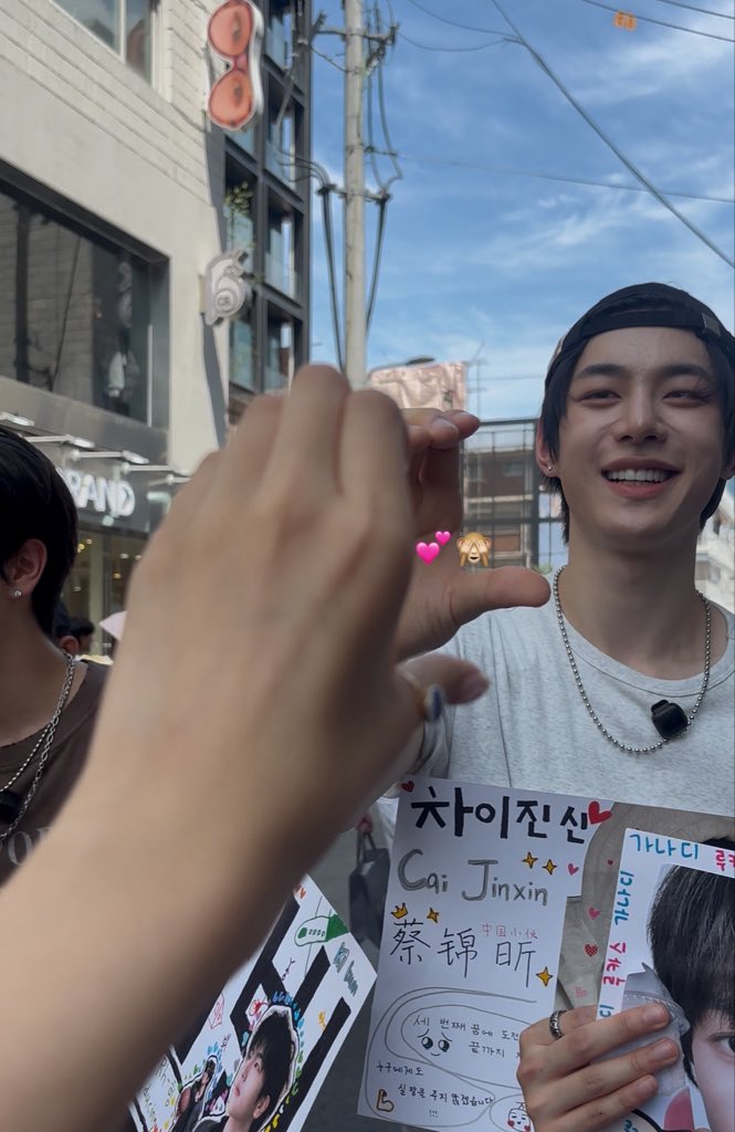 idequalme's tweet photo. 성수에서 차이진신 봐떠요오... 💕💕🙈 #차이진신 https://t.co/1HOoYHHv4g