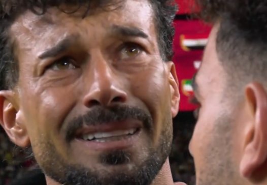 DokGooners's tweet photo. Thierry Henry mengkritik keputusan VAR yang merugikan Iran:

🗣 Thierry Henry:

“Saya tidak punya banyak hal untuk dikatakan tentang jalannya pertandingan secara keseluruhan, tetapi yang paling penting saat ini adalah gol di menit akhir yang secara keliru dianulir untuk Iran saat melawan Mesir.

Saya sudah mengatakan ini berkali-kali dan akan terus mengulanginya: Piala Dunia ini tidak boleh memberikan ruang untuk kesalahan, terutama pada keputusan besar seperti ini. Saya sudah terlalu sering melihat hal seperti ini terjadi.

Lihat saja keputusan wasit dan VAR menyatakan offside pada gol yang jelas sah dari situasi bola mati. Itu jelas sekali bukan Offside. Pemain tersebut jelas dalam posisi onside saat dia menyentuh bola. Berapa banyak pemain bertahan Mesir yang bahkan berada di dekatnya?

Keputusan yang salah benar-benar menghancurkan kebahagiaan Iran. Lihat para penggemar, lihat selebrasi yang diambil dari mereka dalam hitungan detik. Mereka sempat melihat diri mereka lolos ke babak 32 besar, lalu semuanya dirampas begitu saja.

Ini tidak adil.”

Ada mafia politik kah ini? Jelas banget loh kok bisa error 😓