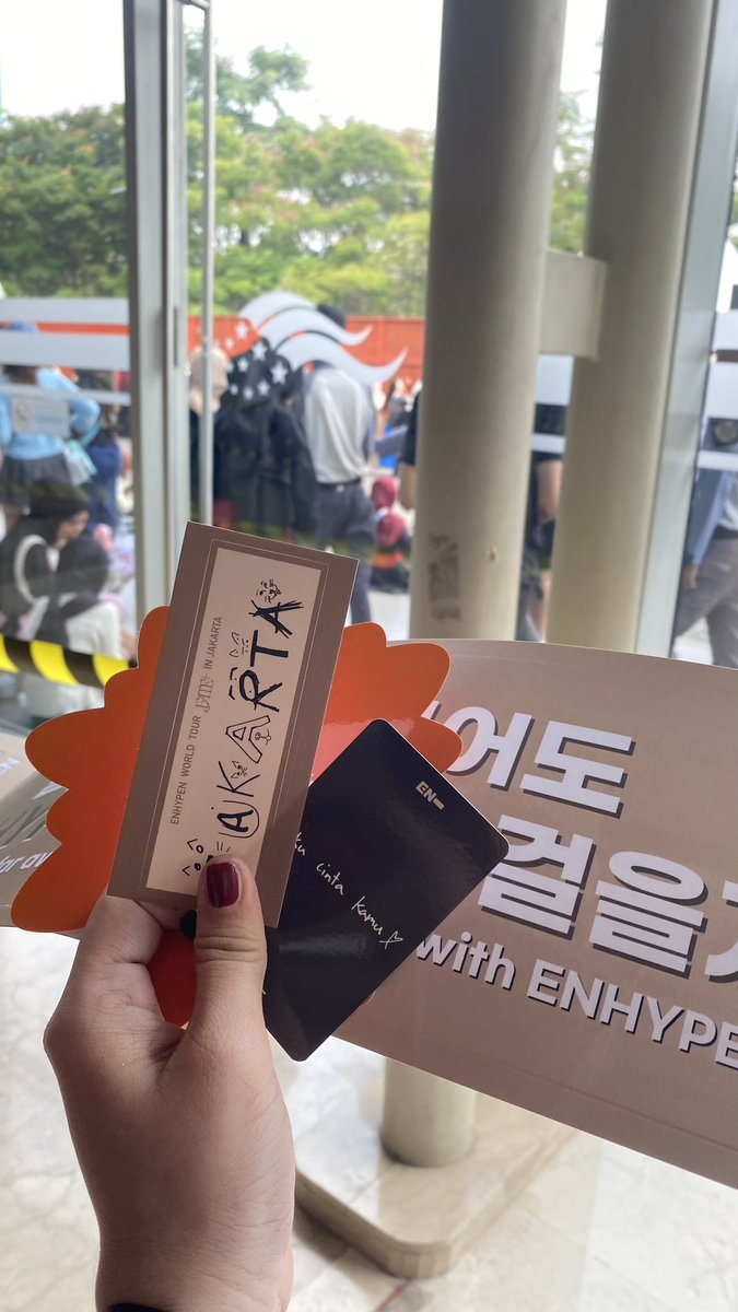 azuellalis's tweet photo. ternyata nyesek bgt ya rasanya kalo di  sakitin sama fandom sendiri, biasin enha since iland ep1, alwys hadir setiap mrk ke negara sendiri, g inget apa y kita dulu prnh ngehype bareng2 ot7, bantu vote bareng2, balesannya mlh ky gt ke hee yang jelas2 pernah ada di enha 😭 https://t.co/me3nmTdXuy