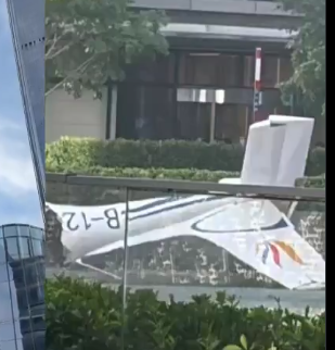 JohnyObrien's tweet photo. this is the most viral story of today and it shouldve went
the funniest part about it is the plane and this is how it looks. 

trending page with 100 of posts and millions of views https://t.co/h2kTzNFIjx