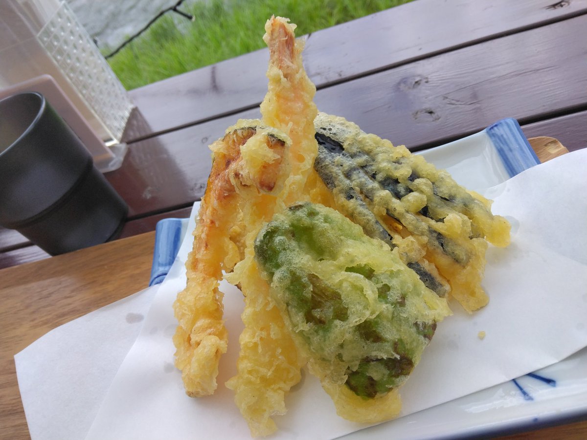 NativeSendai's tweet photo. 青葉区芋沢のししまる製麺所で「ぶっかけうどん天ぷら付き」1250円。旨いですねえ、こんな旨いうどんが川沿いで食べられるなんて贅沢ですねえ。天ぷらもいつも美味しく揚がってます。ホント美味しい！ https://t.co/rYDG0AiviC