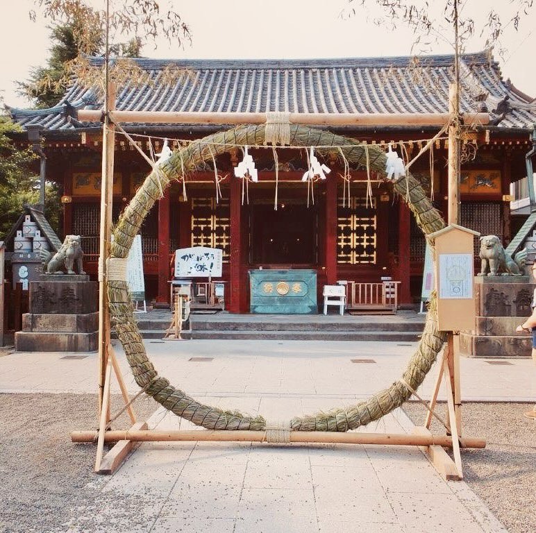 asakusa_navi's tweet photo. 浅草神社『 #夏詣 』が始まります

半年間の罪けがれを祓い清める『 #夏越の大祓 』

茅の輪くぐりは八の字に3回くぐって無病息災を祈る神事

本格的な夏に備えましょう♪♪

#茅の輪くぐり で目を回さないように👀🙇‍♂️笑

#浅草神社
#浅草なび

https://t.co/WJNvzCTOqf https://t.co/l6pOmqpXAy