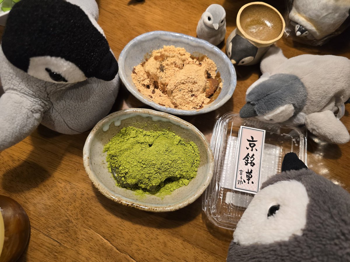 n_penguin's tweet photo. 昨日の夕飯はカレー。
カレーは安定の美味しさ。
近所のスーパーで買った枝豆とラスカ平塚の期間限定ショップ(駅改札横)で買ったわらび餅がとっても美味しかった。
買い置きのとうもろこしも美味しかった。
「カレーでこのメニューってどうなの?」とは思うけれど、良いの、美味しかったから。 https://t.co/ta5OlhNTLt