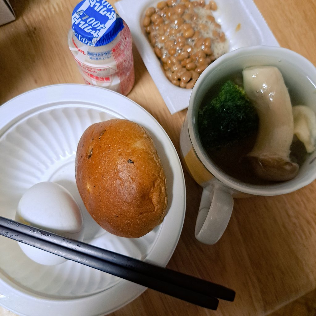 hiro230813's tweet photo. 喜怒哀楽～今朝は土曜日の休み、よく眠た、遅起きだ、
朝食は味噌に榎茸、ブロツコリ～のス～プ、ヤクルト、クルミ入りパンと茹玉子、とシンプルなメニューでした、静かな雨あがりの朝だ、玄関前の落ち葉清掃を、今日は久方ぶりに雨にちなんだ歌を録音しょう～～you tube に(hirogiチャンネル) https://t.co/w3bvKqo9bI