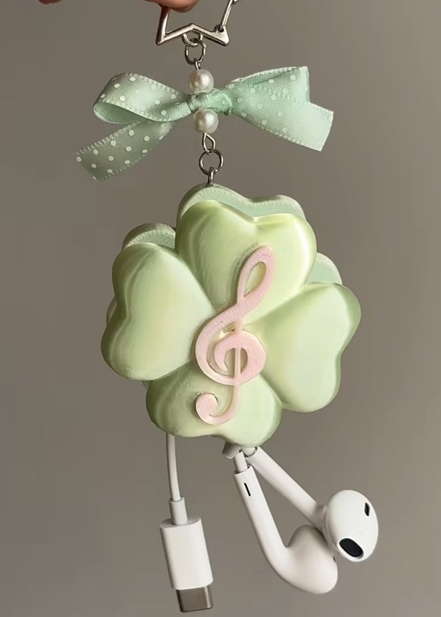 mylo_magazine's tweet photo. クローバーで有線イヤホンまとめられるの可愛すぎる🍀🎶 https://t.co/A0Wqr2yocy