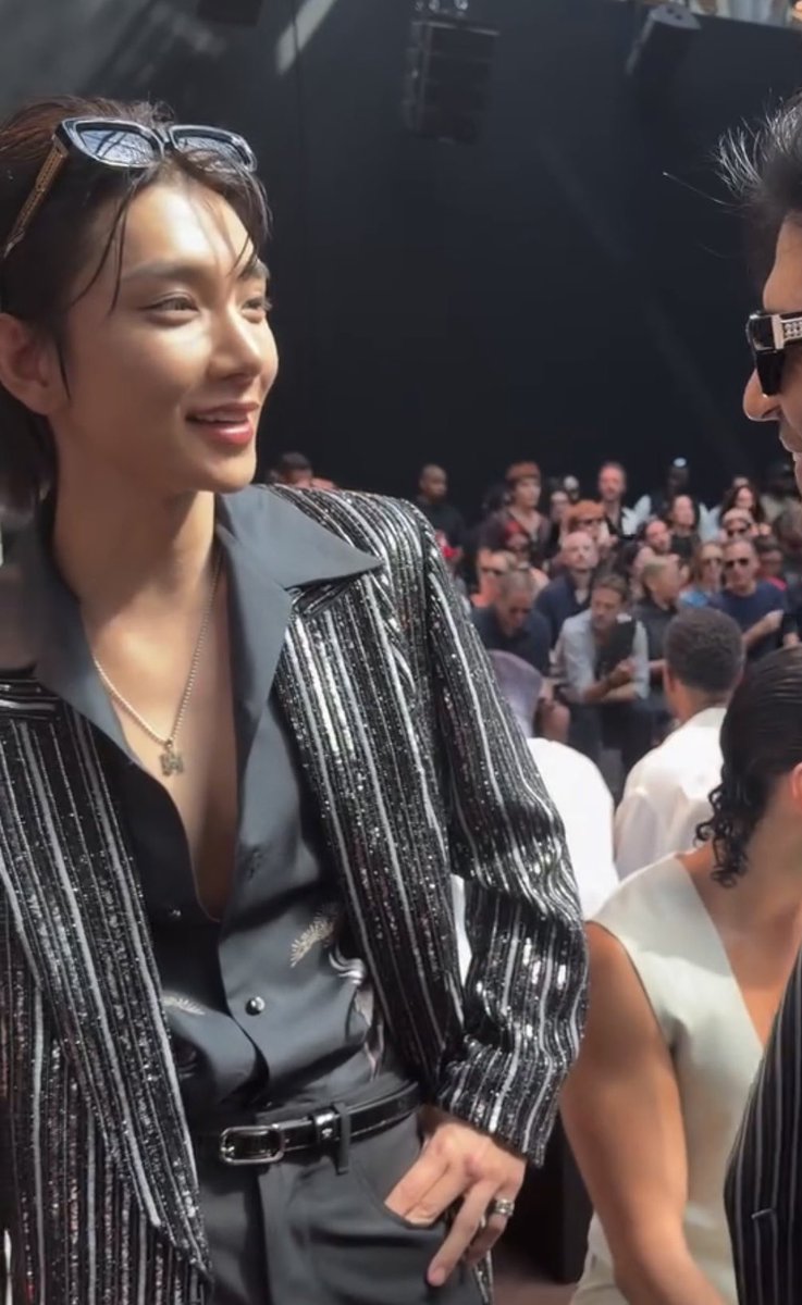 hjszones's tweet photo. and I’m supposed to be normal about this???

JOSHUA AT AMIRI PFW
#JOSHUAxAMIRI
#AmiriSS27
@pledis_17 https://t.co/OHlt0xOH4N