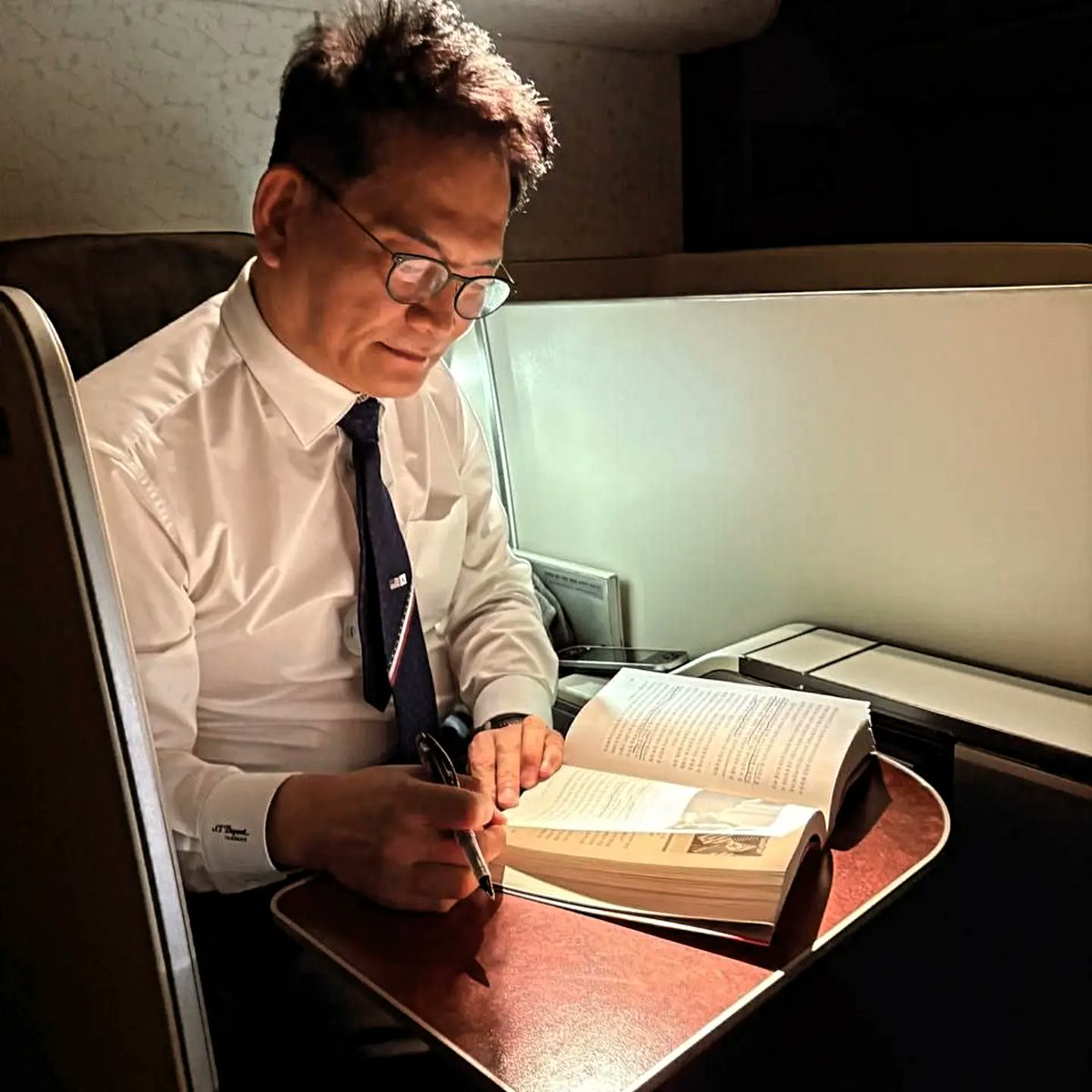 Bulloger's tweet photo. [하늘길에서도 대한민국의 평화를 생각합니다.]
- 폴아웃(Fallout), 미국의 북핵 저지 실패 보고서를 읽으며

미국으로 향하는 비행기에서 읽기 시작한 '폴아웃(Fallout)'을 귀국길 하늘에서 완독했습니다.

미국 대북 전문 사이트 38North의 창립자 조엘 S. 위트가 쓴 이 책은 미국이 왜 북한 비핵화에 실패했는지를 치밀하게 분석한 기록입니다. 구절마다 안타까운 순간이 많습니다.

책에는 제 친구인 앤드류 김의 역할도 자세히 소개되어 있습니다. 존 볼턴의 '리비아 모델' 집착과 마이크 폼페이오의 'CVID' 고수가 하노이 북미정상회담 결렬의 중요한 배경이었다는 점을 다시 확인할 수 있었습니다.

여기에 트럼프 대통령의 개인 변호사였던 마이클 코언의 의회 청문회가 하노이 회담과 같은 시기에 열리고 있었다는 사실 역시 협상에 영향을 미친 또 하나의 배경으로 소개됩니다.

더욱 아이러니한 것은 북한 내부에서조차 존 볼턴을 '북한 핵무기 체계를 완성하게 해준 아버지'라고 부른다는 점입니다. 참으로 기가 막힌 역설입니다.

출국 전 아침에는 호텔 로비에서 마이크 폼페이오의 최측근으로 알려진 전 CIA 코리아미션센터 책임자 앤드류 김과 조찬을 함께했습니다. 김정은 위원장을 여섯 차례 만난 경험을 가진 그는 두 달 전 만남에 이어 국회 복귀 후 다시 만난 반가운 인연입니다. 이번에 특사단에 함께한 김영배 의원이 마침 다른 일정으로 미국을 방문 중이던 이준석 개혁신당 대표와 연락이 되어 이 자리에 동석했습니다.

자연스럽게 조엘 S. 위트의 『폴아웃』과 북핵 협상 과정에 대한 다양한 이야기를 나눴습니다. 지금이야말로 트럼프 대통령과 JD 밴스 부통령이 앤드류 김의 풍부한 경험과 현실적인 조언에 귀를 기울여야 할 때입니다.

오는 9월에는 하노이 실무협상을 이끌었던 스티븐 비건 전 미국 국무부 부장관이 한국을 방문한다고 합니다. 저는 그가 국무부 부장관으로 재직하던 시절 직접 만나 이야기를 나눈 적이 있습니다.

1963년생으로 저와 동갑인 비건은 매우 진지하면서도 북한을 이해하려는 폭넓은 시각을 가진 외교관이었습니다. 북핵 문제를 힘의 논리만이 아니라 외교와 협상의 관점에서 풀어가려는 태도가 참 인상 깊었습니다.

이런 분이 주한 미국대사로 왔더라면 하는 아쉬움이 큽니다. 앞으로는 임명 이후 논란을 반복하기보다, 사전에 양국이 신뢰할 수 있는 인물을 추천하고 의견을 나눌 수 있는 적극적인 외교적·정치적 영향력을 발휘할 필요가 있다고 생각합니다.

700여 페이지에 이르는 이 책을 왕복 비행기 안에서 모두 읽었습니다. 덕분에 긴 비행도 매우 뜻깊은 시간입니다. 

게다가 20달러만 내면 기내 와이파이를 이용해 상공에서도 실시간으로 국민들과 소통할 수 있다는 점도 새삼 감사하게 느껴집니다.

하늘길에서 얻은 교훈을 가슴에 새깁니다.