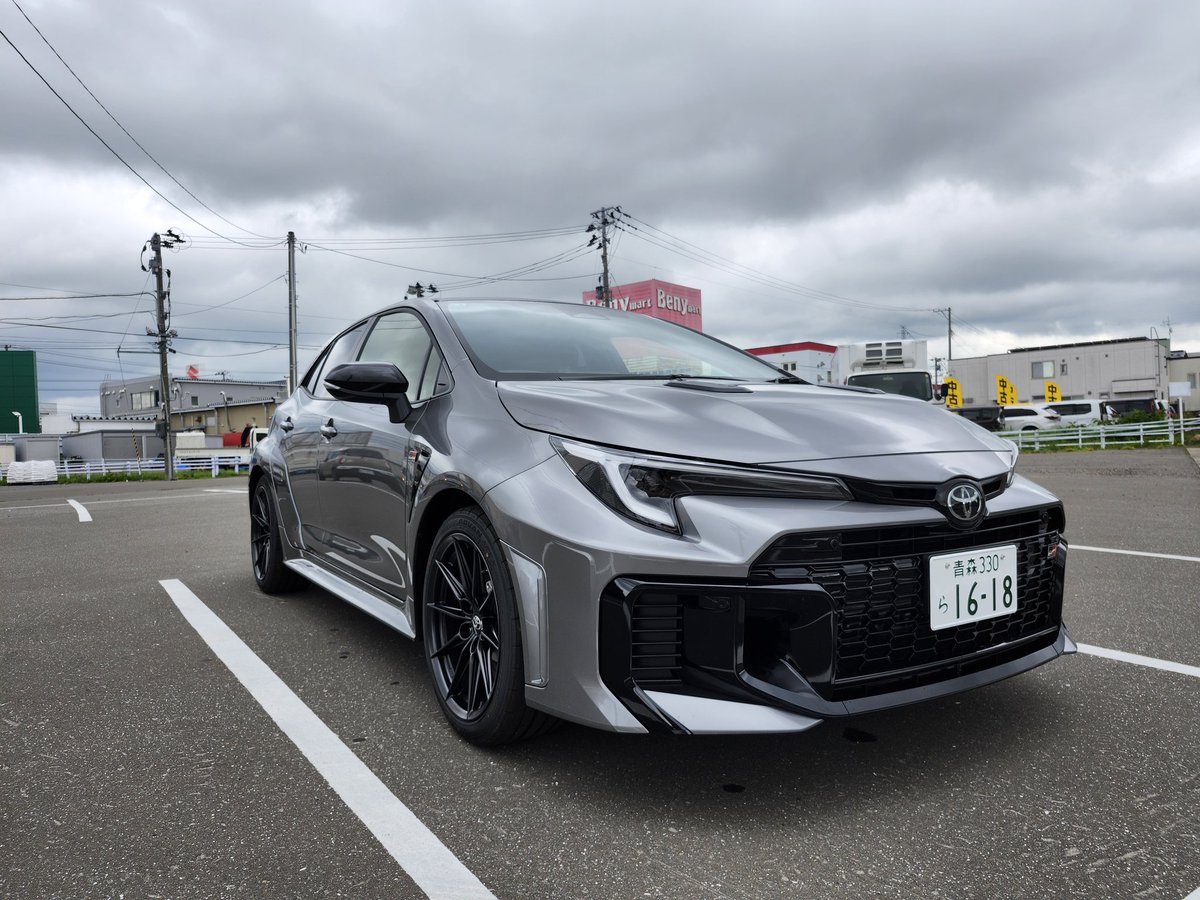 moerockueda's tweet photo. トヨタ製ガンダム納車。そろそろ落ち着いた車にしようとカローラを選んだが、フェンダーやバンパー、ボンネットは穴だらけだったり、マフラー3本出てたりと、なんだか様子がおかしい件について。#GRカローラ https://t.co/qPG1NGhZFc