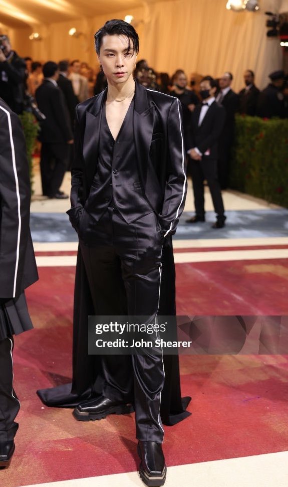 supercgrl's tweet photo. Johnny Suh on Getty Images vs on Instagram https://t.co/9GXrx1LFrS