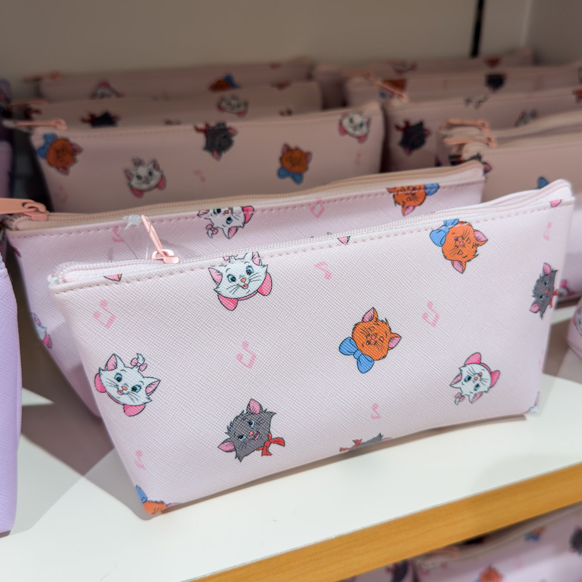 MezzoMikiD's tweet photo. ミッキー＆フレンズ、おしゃれキャット、ズートピア！
ディズニーストア
シンプルかわいいペンケース販売中☆
価格1200円 https://t.co/YI91h7XBlT