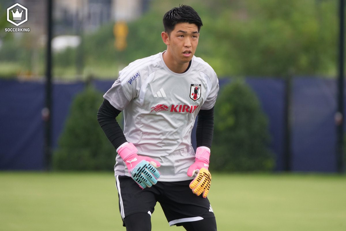 SoccerKingJP's tweet photo. ⚽️取材記事🧤
居残りシュート練習は塩貝健人との“終わらない戦い”？　GK早川友基が明かす「基本的に彼らが決めないと終わらないので（笑）」
https://t.co/II8JVZ45jt

🗣️編集部より
「恒例の居残りシュート練習。今日は塩貝がなかなか引き上げず…。名波コーチがツッコむシーンもありました」 https://t.co/4dWPSP8uaf