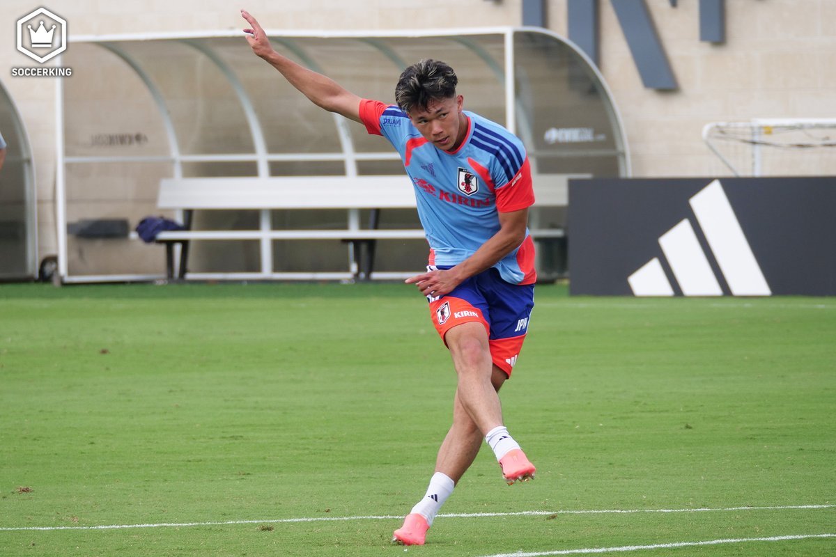 SoccerKingJP's tweet photo. ⚽️取材記事🧤
居残りシュート練習は塩貝健人との“終わらない戦い”？　GK早川友基が明かす「基本的に彼らが決めないと終わらないので（笑）」
https://t.co/II8JVZ45jt

🗣️編集部より
「恒例の居残りシュート練習。今日は塩貝がなかなか引き上げず…。名波コーチがツッコむシーンもありました」 https://t.co/4dWPSP8uaf