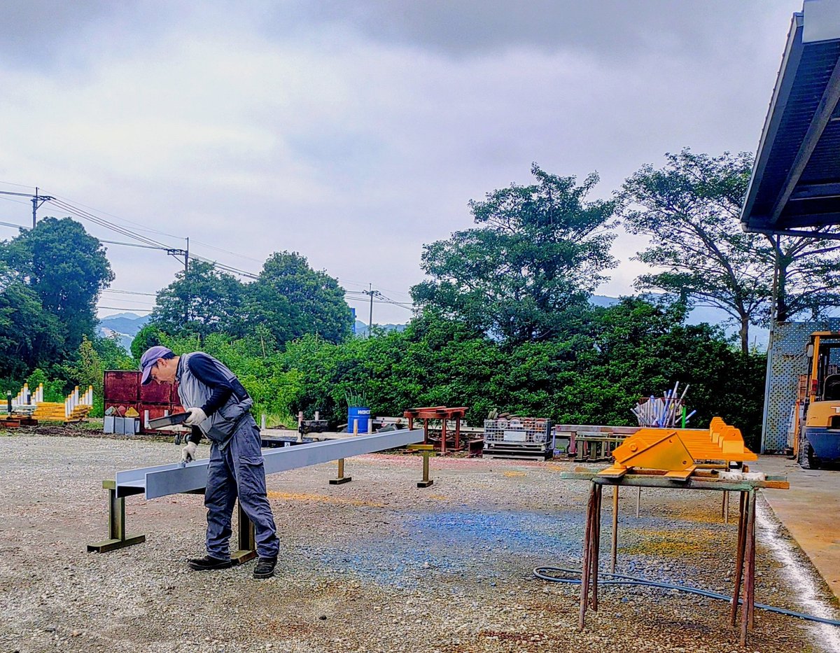 yo_setuman's tweet photo. やっと雨が上がったので塗装作業😅
しかし…よぉ〜雨降ったなっ😂
お陰で現場工事が伸々になって、工程組み直すの大変です🤣 https://t.co/g7aYt07s2Q