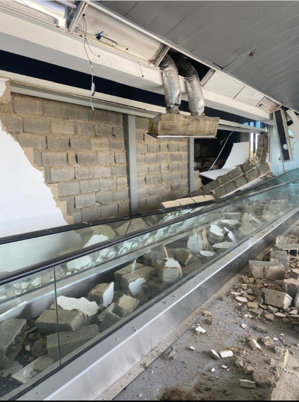 NituPerez's tweet photo. Esta era la principal entrada a Venezuela, terminal del aeropuerto de Maiquetía. Las imágenes hablan por sí sola https://t.co/WJoNNN5A5n