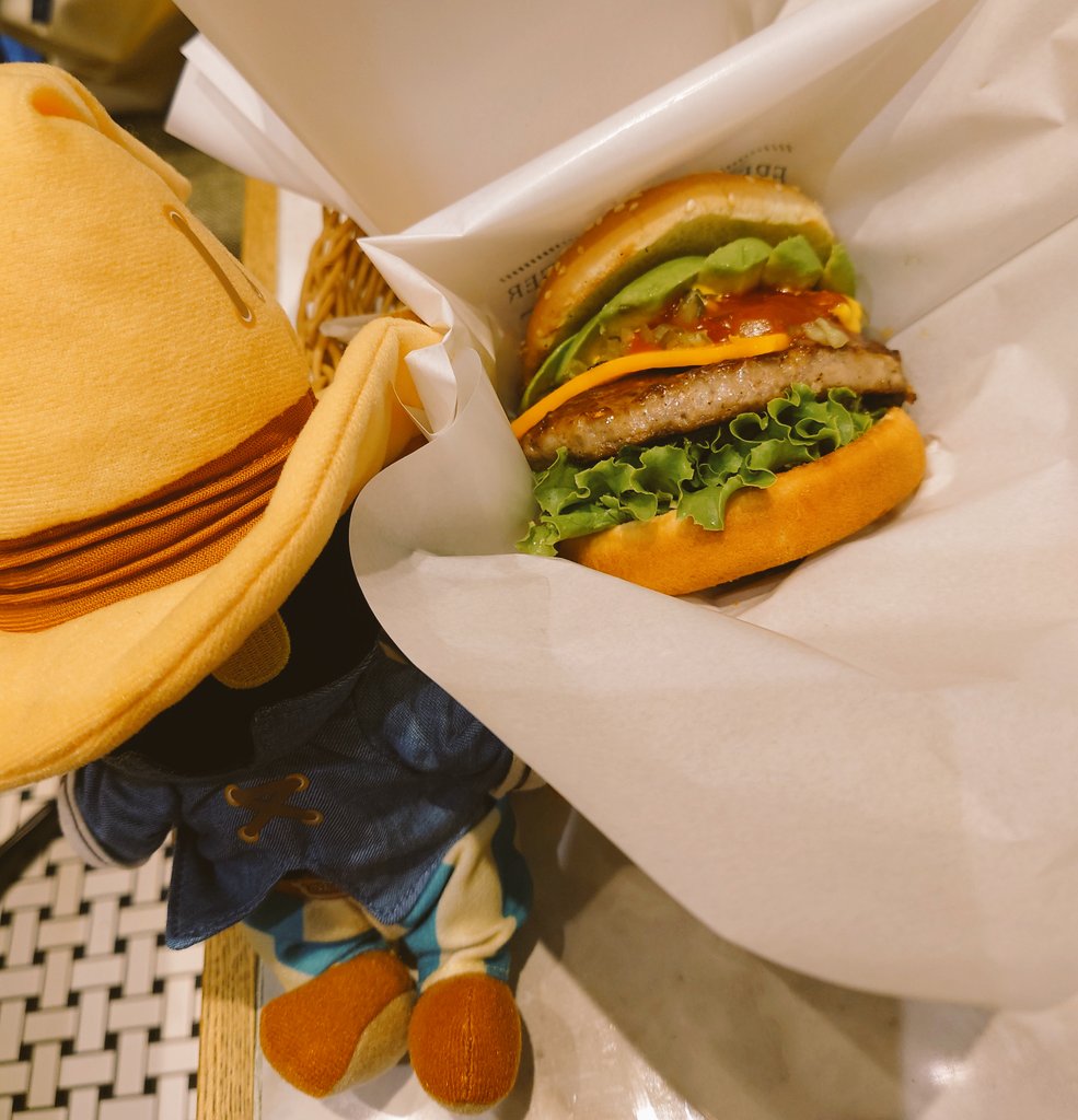 pinkerton080227's tweet photo. フレッシュネスバーガーやっぱ旨いのお。
あと１ミリも知らんポケモン撮ってみた https://t.co/lIK9q5lz8m