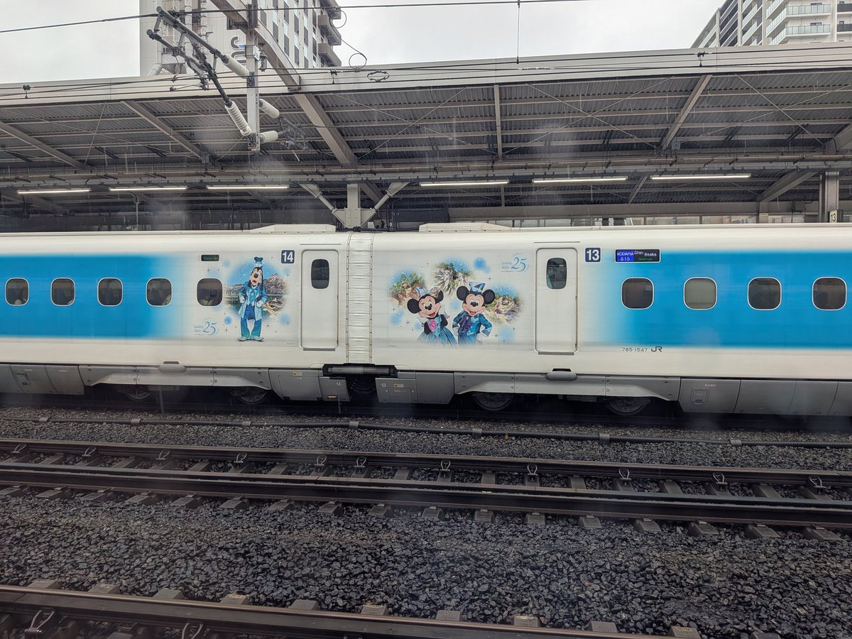 hide89401212's tweet photo. ディズニーシー25年周年デザインの新幹線 https://t.co/CXtEq7RuDD