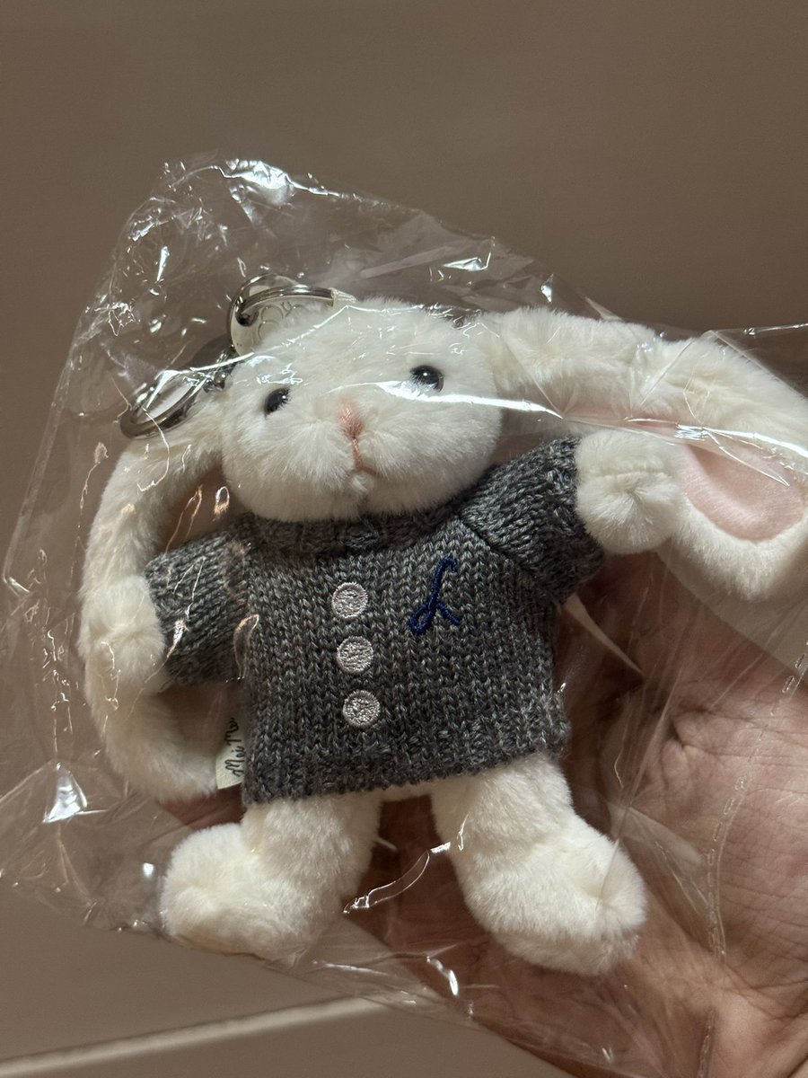 RDRecordsPH's tweet photo. WTS/LFB Mei Mei The Bunny Bag Charm - ₱4,000 

Bought from the US. Brand new and sealed. Can choose between grey/navy (depends on availability) 

MOD: Lalamove/J&amp;T
MOP: GCash/UB

tags; laufey meimei keychain https://t.co/AkDswuvi6f