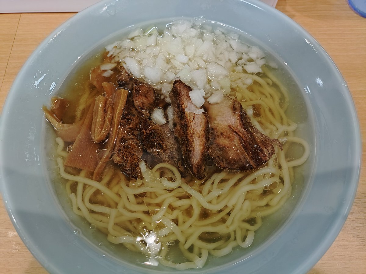 MisatoSenri's tweet photo. ラーメンスタンド@鴨居
「豚塩ラーメン」780円

丿貫が手がける、駅改札横の立ち食いラーメン店。ウリの煮干しはあえて回避し、ちゃん系インスパっぽいメニューを。色濃く煮しめたチャーシューから醤油が滲み出し、次第に醤油ラーメンに変わっていく。これはおもしろい仕掛け。
#鴨居 #ラーメン https://t.co/ZzoJ6XidXs