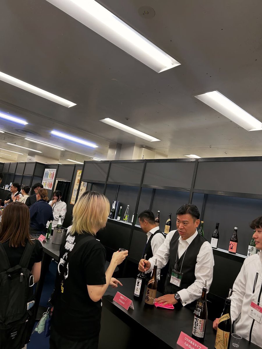 unbeerable's tweet photo. 約10年前 初参加の日本酒フェアは
全く何を選んでいいかわからずポカーン🌀

思ったのはルーブル美術館みたいだなと

アートも食も知識や経験値が増えるほど
見える世界も楽しみ方も変わる

もっと学んで楽しさと共に伝えていきたいって思うわ🍶🐹🧀✨

今回は若い人も多くておつまみも充実で楽しい♪ https://t.co/qYicK5P3Dw