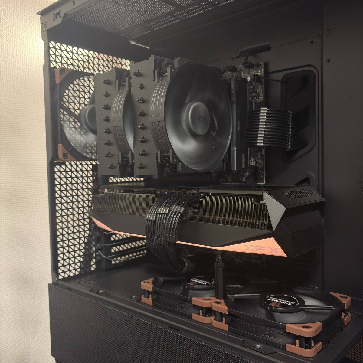 RS_C0RS4_'s tweet photo. ケース着せ替え！
Antec Flux Pro
自前Noctua chromax Edition()()()
まだクーラーのブラウンコーナーが届いてないけど。

XFX Mercury 9070XTも無骨なデザインからこういうウッディーな雰囲気も合わせられるからすごい https://t.co/7fEN7Na5eY