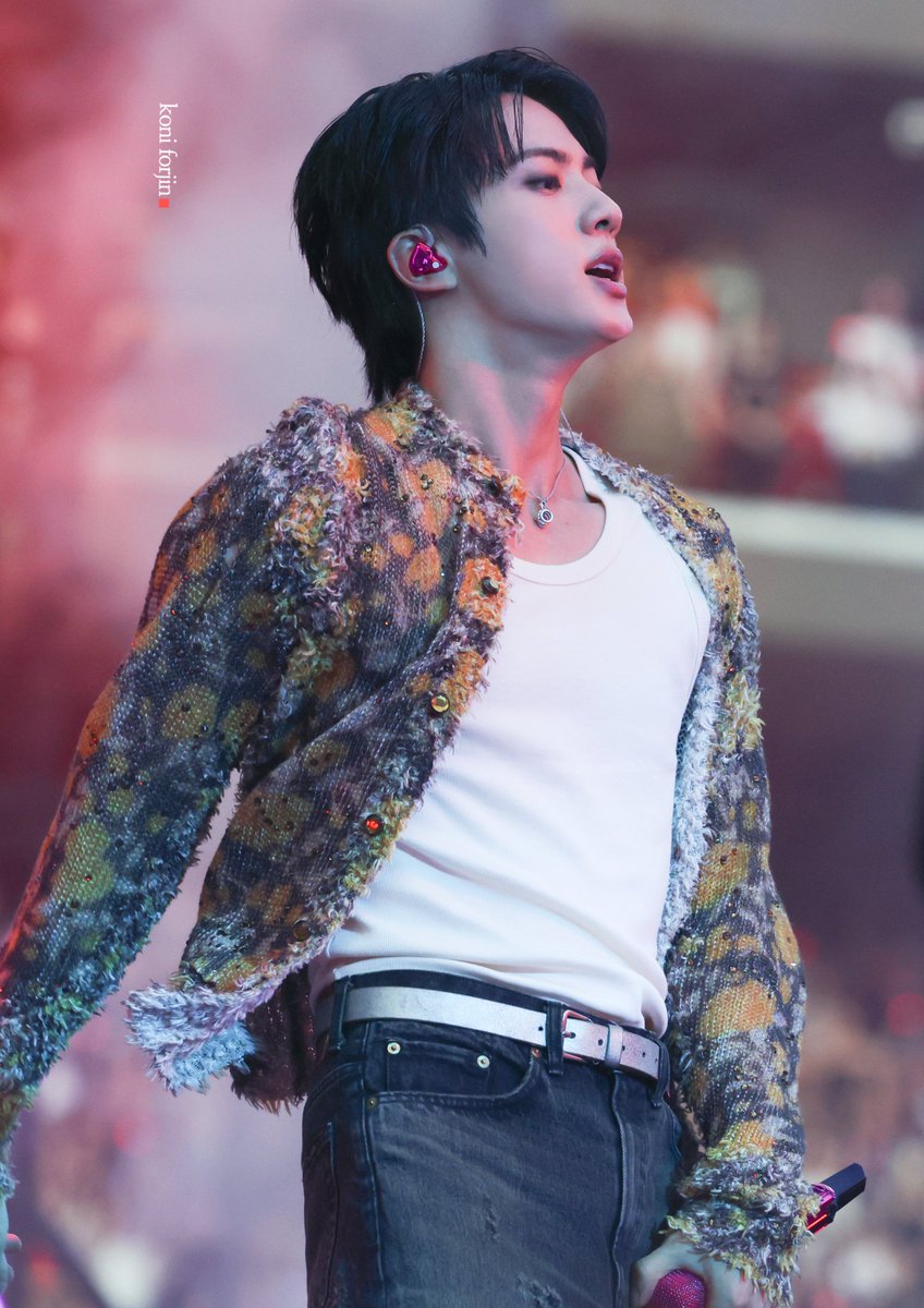 1204_roro's tweet photo. 김석진 몸선 턱선에 베일거 같아 https://t.co/u7BAV6inlp