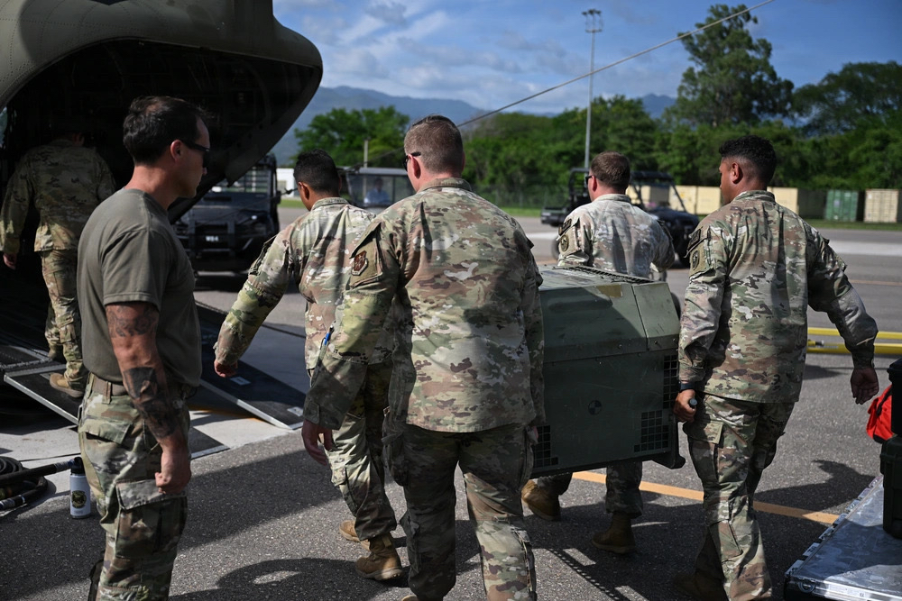 USAenEspanol's tweet photo. El Departamento de Estado se complace en trabajar junto a nuestros miembros del servicio militar estadounidense para brindar asistencia en casos de desastre a las personas afectadas por los recientes terremotos en Venezuela. https://t.co/VVCfasHzDJ