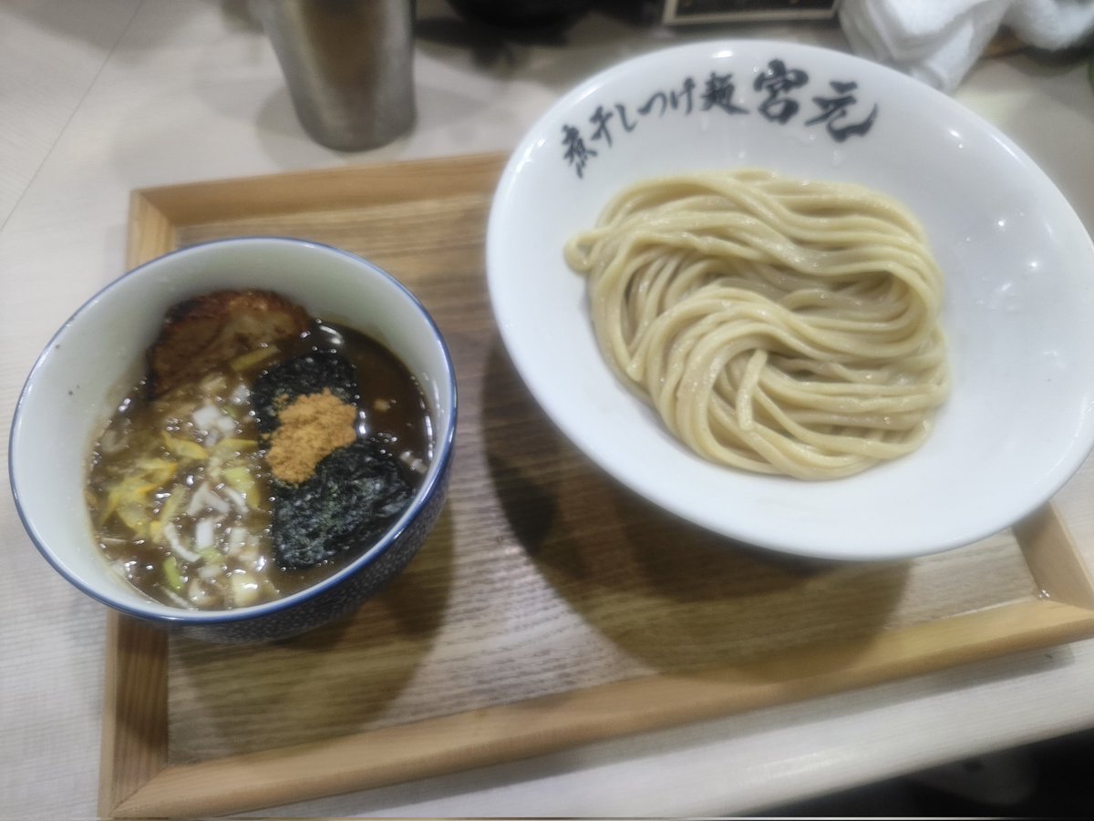 SchneidFront's tweet photo. 木曜は宮郎の後に数年ぶりに梯子して煮干しつけ麺宮元で豚骨魚介つけ麺
豚骨魚介つけ麺って所謂またおま系になりがちだけどこの店がそういう代物出す訳ないよねと言う信頼を裏切らない逸品
1stインプレッションは豚骨なんだけど奥から魚介が出て来た。
これは美味かったなー。
ご馳走様でした！ https://t.co/ek5naKRUVP