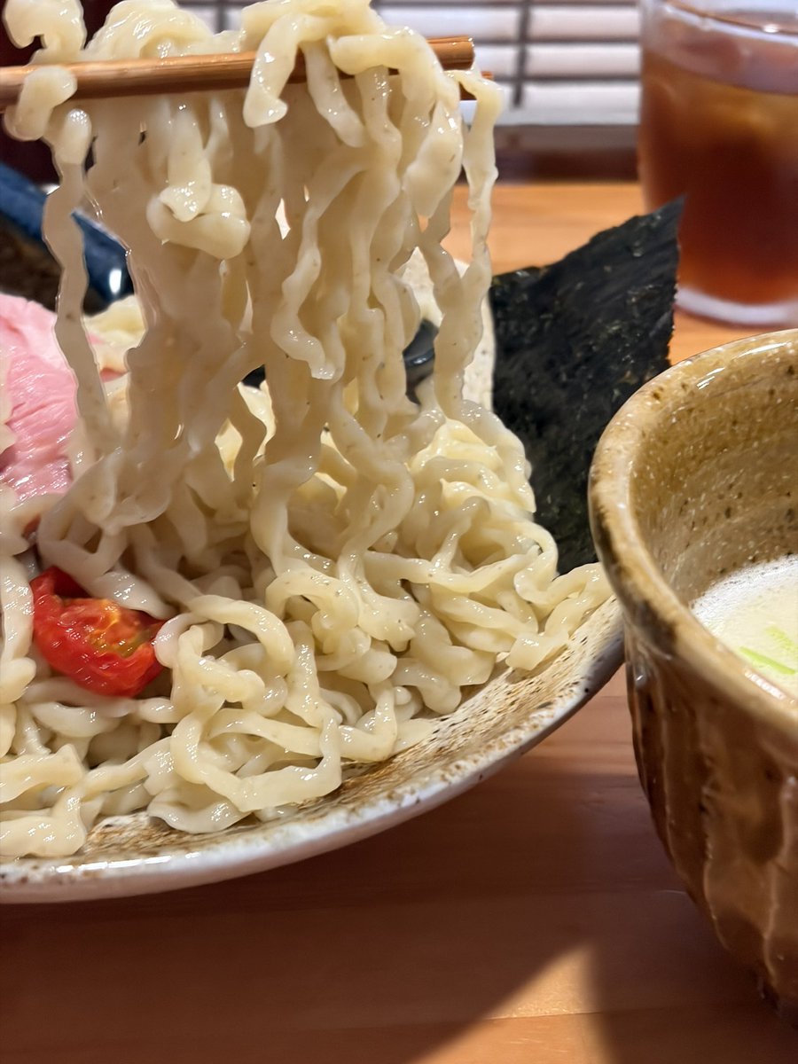 sugitmetal's tweet photo. 郡山市　自家製麺めがね

鯛とあさりの白湯つけ麺
味玉
美味しかった😋 https://t.co/Ym0pDBt2ql