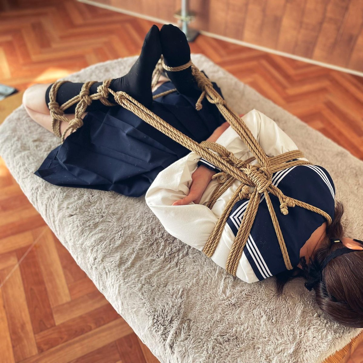 ushiroART's tweet photo. ロープアート

#bdsm #sm #shibari #ropeart #緊縛 #セーラー服 https://t.co/zsjRdEluEn