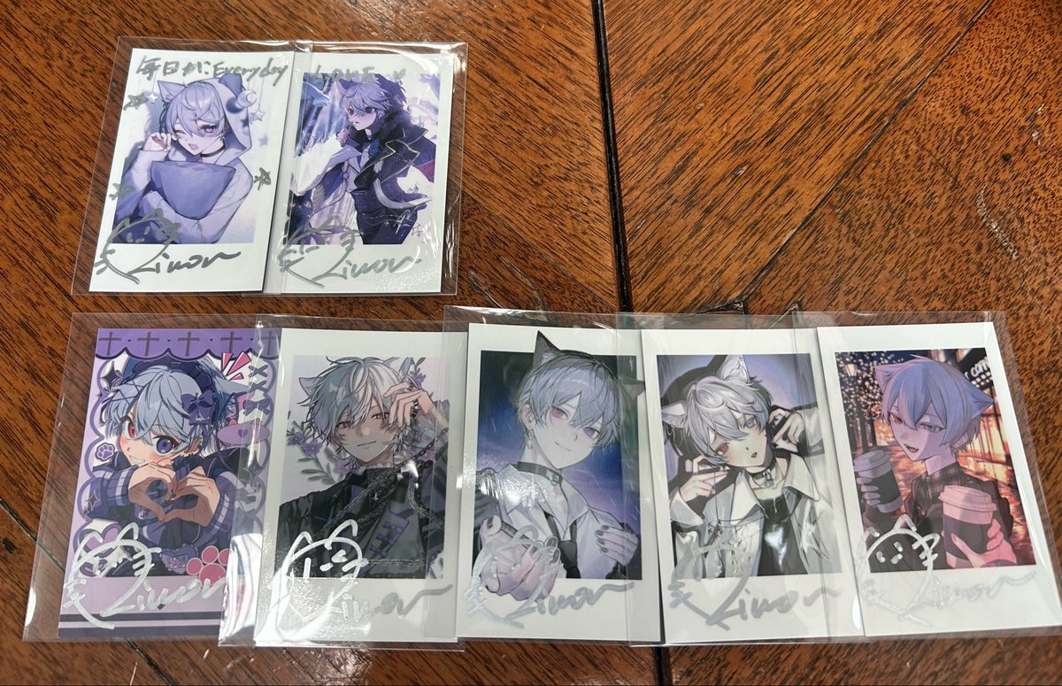 sl__xy3's tweet photo. @1
りをんワンマン LysNoir チェキ風トレカ 交換

譲：
画像1枚目参照（青文字サイン）
画像2枚目上段サインメッセ

求：
pymrさん絵柄 

ノーマル同士、サイン同士、サインメッセ同士での交換でお願いいたします。

#りをんワンマン #りをんグッズ https://t.co/J96KyH49Hq