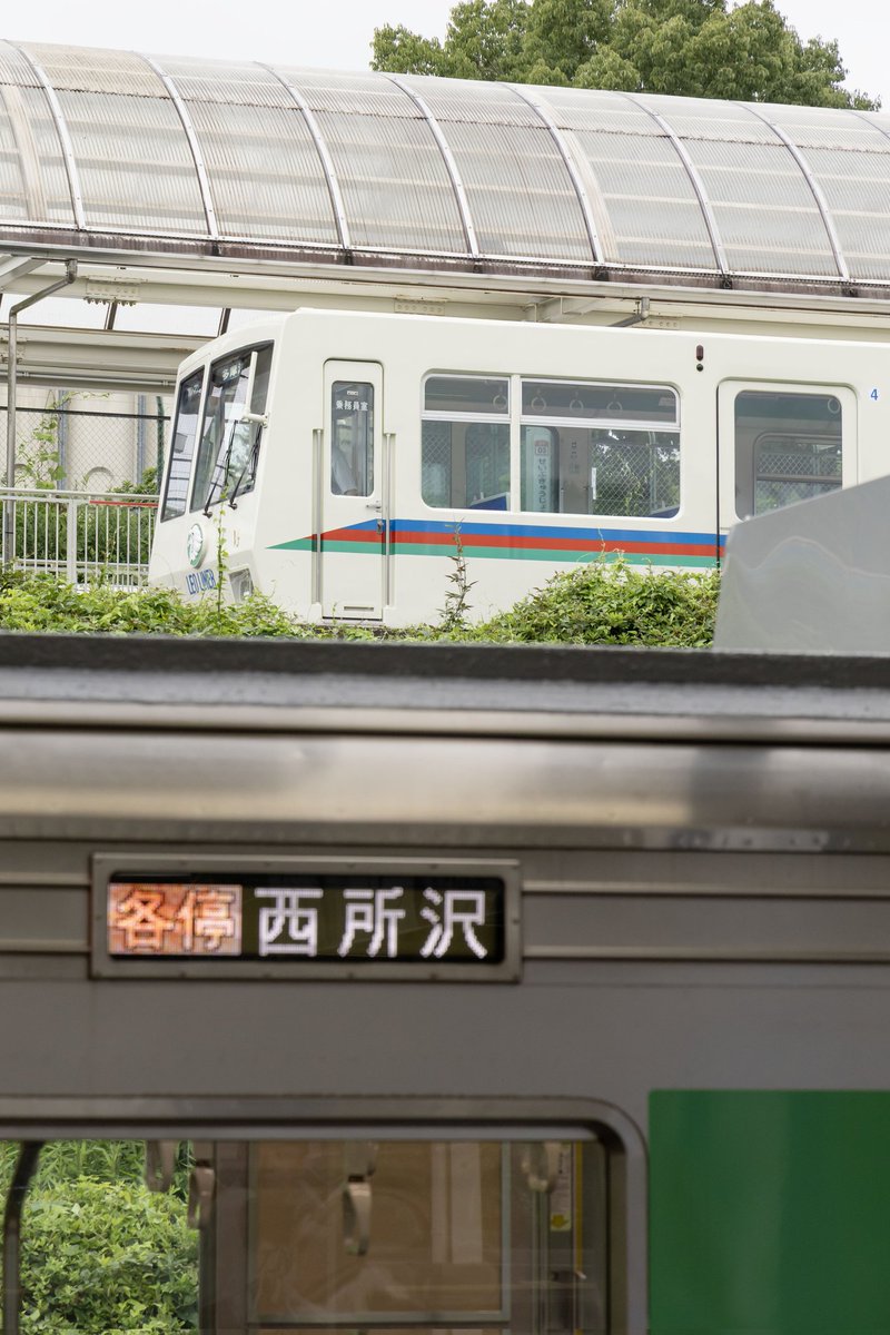 ysmt_051189's tweet photo. 2026/6/27
西武7000系ついにデビュー。ナイターダイヤにつき、昼過ぎまで1編成稼働です。

化粧板と床材は5050系最終形に準じたものに更新されていますが、妻面や座席仕切の木目調化粧板は不変でした。 https://t.co/zQcDvy4bey