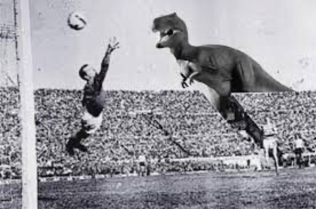 NanoRojo2's tweet photo. la cagada se la manda Bielsa, en vez de poner a cabecear al T-Rex lo puso a atajar con esos bracitos cortos https://t.co/SYz90jqF0T